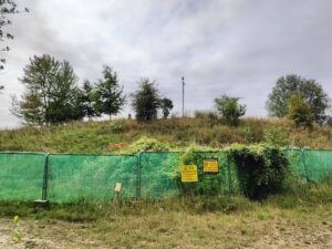 The entrance ti Crumps Farm Dump with a keep out sign